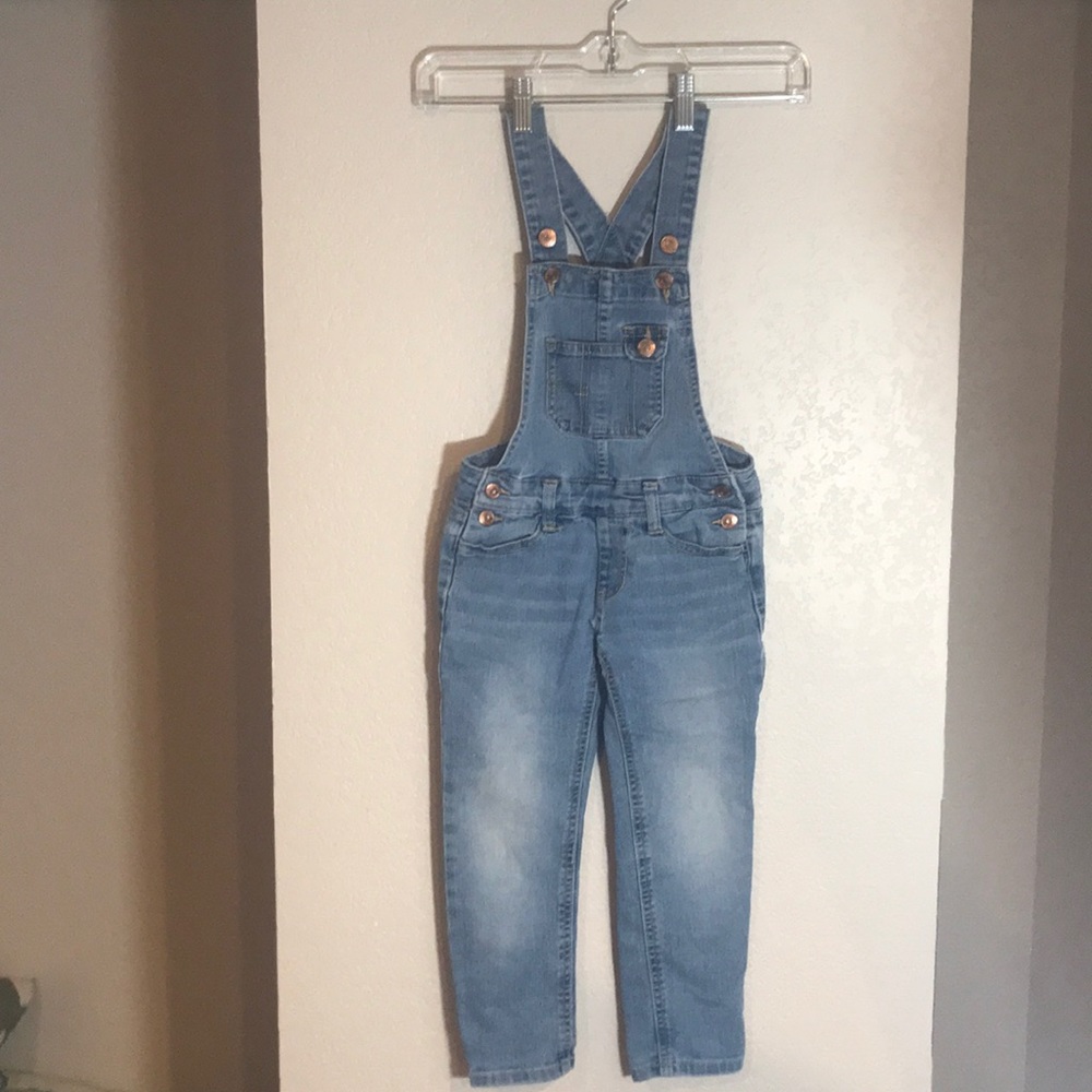 🌸Kids jean overalls in excellent condition🌸